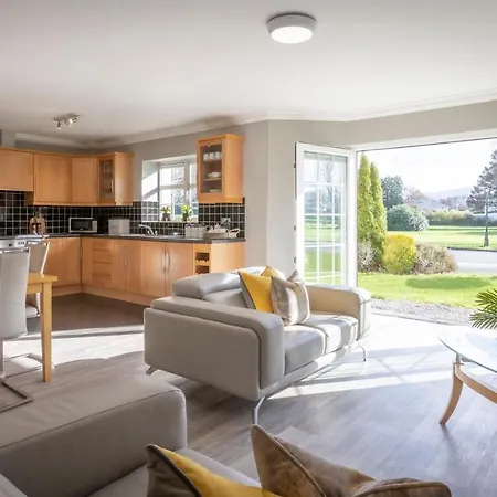 Gleneagle River מלון דירות